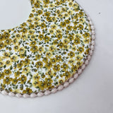 Babero Encaje Beige y Flores Amarillo