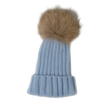 Gorro con Pompon de pelo de Mapache Azul Bajito