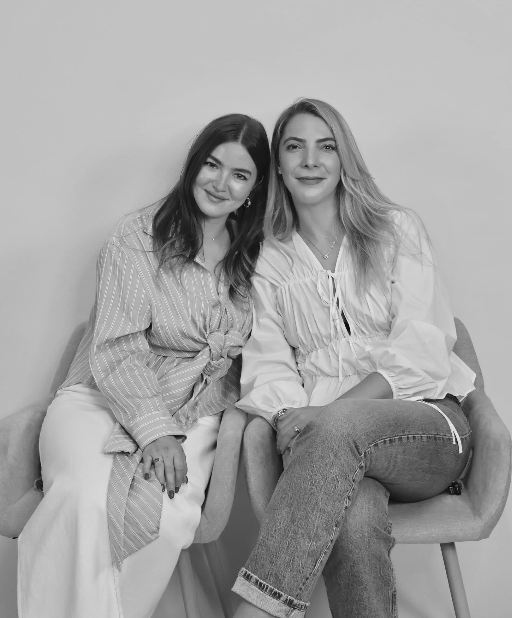 Las fundadoras de Tiny Bombom sentadas juntas, en foto en blanco y negro