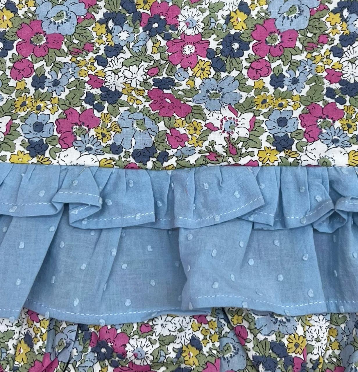 Jesusin con estampado floral y olan azul.