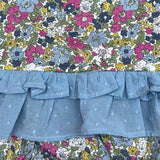 Jesusin con estampado floral y olan azul.