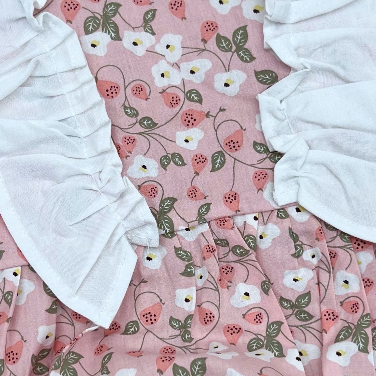 Ranita rosa de estampado floral con olan