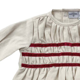 Jesusin Beige con Detalle de Terciopelo Vino