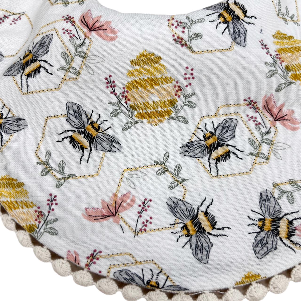 Babero Abejitas Reversible Gris con Encaje